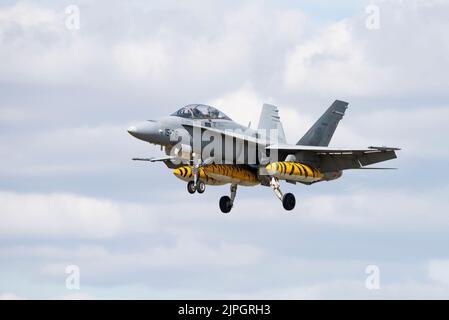 McDonnell Douglas EF-18B Hornet Multirole Military Jet-Flugzeuge vom 15. Wing, Zaragoza, treffen für RIAT in RAF Fairford im Vereinigten Königreich ein Stockfoto