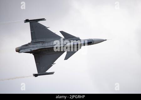 Eine hervorragende Flugvorstellung der ungarischen Luftwaffe demonstriert die Flugagilität des schwedischen Gripen JAS 39C Multirole-Kampfjets auf dem RIAT Stockfoto