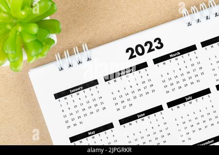 12 Monate Tischkalender 2023 auf Holzhintergrund. Stockfoto