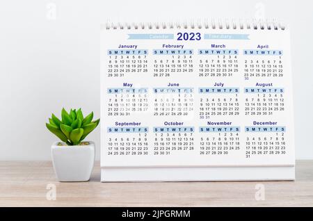 12 Monate Tischkalender 2023 auf Holzhintergrund. Stockfoto