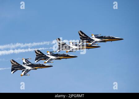 Vier koreanische Luftstreitkräfte T50 Golden Eagle Military Jet-Ausbildungen fliegen in extrem enger Formation, während sie beim Royal International Air Tattoo ausstellen Stockfoto