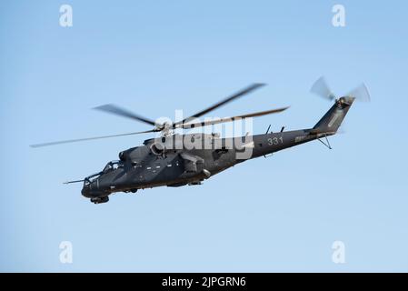 MIL Mi-24 Hind Helikopter Gunship von 221 Squadron Czech Airforce mit Sitz in Namest zeigt auf dem Royal International Air Tattoo in Fairford England Stockfoto