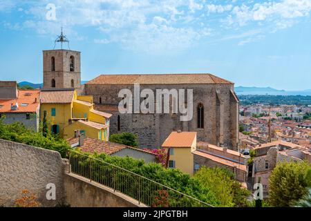 Außenansicht der Stiftskirche Saint-Paul, einer Kirche im römischen Stil aus dem 12.. Jahrhundert mit Blick auf die Altstadt von Hyères, Frankreich Stockfoto