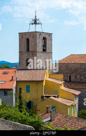 Glockenturm der Stiftskirche Saint-Paul, Kirche im römischen Stil aus dem 12.. Jahrhundert mit Blick auf die Altstadt von Hyères, Frankreich Stockfoto