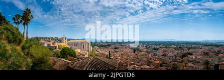 Panoramablick auf Hyères, Frankreich, mit der Stiftskirche Saint-Paul mit Blick auf die Altstadt und die Mittelmeerküste im Hintergrund Stockfoto