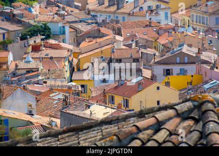 Luftaufnahme der Ziegeldächer und bunten Fassaden der Altstadt von Hyères, Frankreich Stockfoto