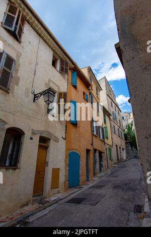 Häuser mit bunten Fassaden in den engen Gassen der Altstadt von Hyères, Frankreich, im französischen Departement Var Stockfoto