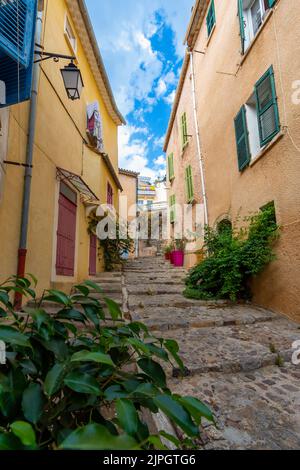 Häuser mit bunten Fassaden in den engen Gassen der Altstadt von Hyères, Frankreich, im französischen Departement Var Stockfoto