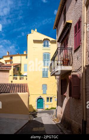 Häuser mit bunten Fassaden in den engen Gassen der Altstadt von Hyères, Frankreich, im französischen Departement Var Stockfoto