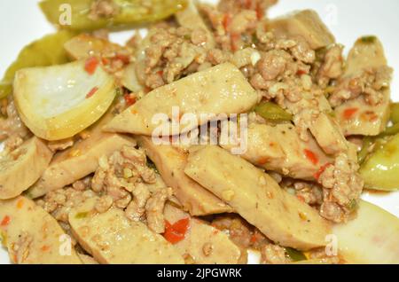Würzige gebratene vietnamesische Wurst mit Hagebutten und Zwiebelsalat in Scheiben schneiden Stockfoto