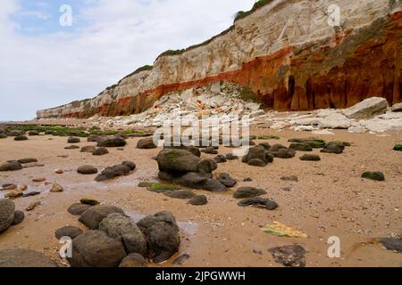 Neuer Felssturz von den Karrstein- und Kreidefelsen am Hunstanton Beach in Norfolk. Stockfoto