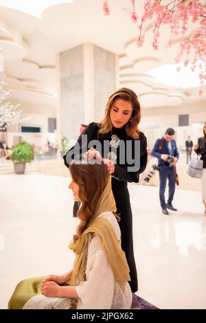 Amman, Jordanien. 17. August 2022. Königin Rania von Jordanien und Frau Rajwa Al Saif während des Engagements in Amman am 17. August 2022 Quelle: Royal Hashemite Court/Albert Nieboer/Netherlands OUT/Point de Vue OUT/dpa/Alamy Live News