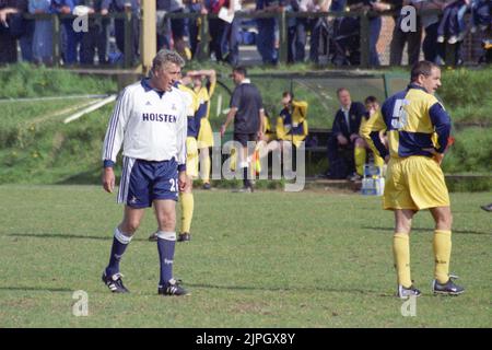 Martin Chivers im Alter von 57 Jahren, ehemaliger Southampton, Tottenham Hotspur und England-Fußballer, der 2002 in einem früheren Tottenham-Team spielte Stockfoto