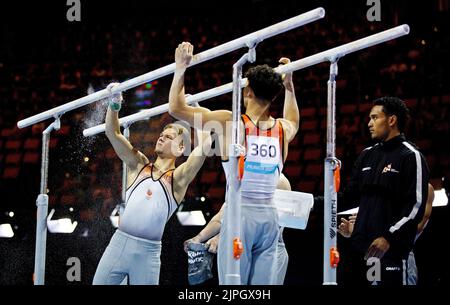 München, Deutschland. 18. August 2022. MUNCHEN - Jordi Hagenaar (l), Jermain Gruenberg (m) und Yazz Ramsahai (r) im Einsatz während der Qualifikation der Männer im Turnsport am achten Tag der Mehreuropameisterschaft. Die deutsche Stadt München wird 2022 eine kombinierte Europameisterschaft verschiedener Sportarten veranstalten. ANP IRIS VAN DEN BROEK Kredit: ANP/Alamy Live Nachrichten Stockfoto