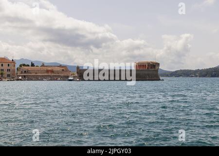 Hafen von Portoferraio, der wichtigste Anlegeplatz auf der Insel Elba und liegt an der Nordküste der Insel., Provinz Livorno, Italien Stockfoto