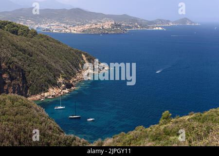 Einer der zahlreichen Golf der Insel Elba mit Panoramablick über die Hauptstadt - Portoferraio und eine Reihe von entfernten Kaps und Buchten der Insel Stockfoto