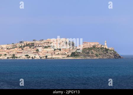 Panoramablick vom Meer auf die Stadt Portoferraio mit ihren legendären Gebäuden, die ihre Geschichte ausmachen - Forte Stella, Forte Falcone, Elba Island Stockfoto