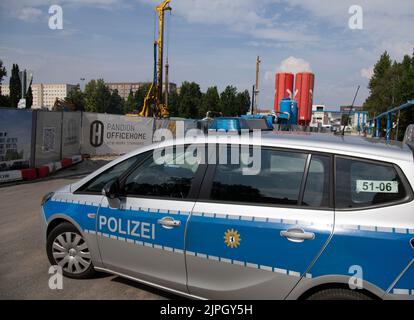 Berlin, Deutschland. 18. August 2022. Auf der Baustelle in Berlin-Friedrichshain steht ein Polizeinotfahrzeug, auf dem eine 500-Kilogramm-Bombe aus dem Zweiten Weltkrieg gefunden wurde. Die Polizei wird eine Absperrung um den Ort herum einrichten, an dem die Bombe gefunden wurde. Quelle: Paul Zinken/dpa/Alamy Live News Stockfoto