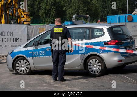 Berlin, Deutschland. 18. August 2022. Auf der Baustelle in Berlin-Friedrichshain steht ein Polizeinotfahrzeug, auf dem eine 500-Kilogramm-Bombe aus dem Zweiten Weltkrieg gefunden wurde. Die Polizei wird eine Absperrung um den Standort herum einrichten. Quelle: Paul Zinken/dpa/Alamy Live News Stockfoto