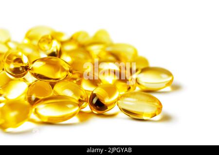 Vitamin D3, Omega 3 Fischöl Ergänzung Softgel Kapseln isoliert auf weißem Hintergrund Mockup. Gesundheit, Ernährung, Herz-Kreislauf-Unterstützung, Haut c Stockfoto