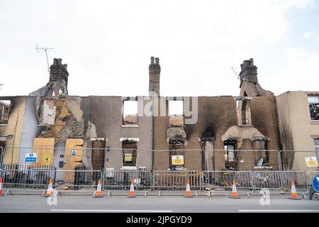 Das Feuer beschädigte Häuser im Dorf Wennington in Havering, im Osten Londons, nach einem Brand am 19.. Juli aufgrund des heißen Wetters. Bilddatum: Donnerstag, 18. August 2022. Stockfoto