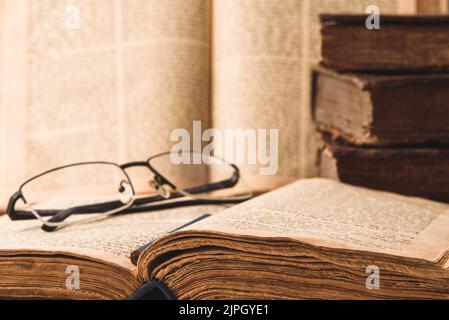 Schäbige Seiten abgenutzter alter jüdischer Bücher in Ledereinband. Tora Wird Gelesen. Nahaufnahme. Selektiver Fokus Stockfoto