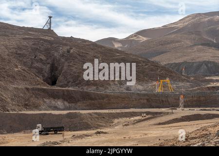 Altes hölzernes Kopfgestell und ursprünglicher unterirdischer Eingang an der Unfallstelle der San Jose Mine 2010 in der Nähe von Copiapo, Chile. Der gelbe Hubrahmen bei #3 wa Stockfoto