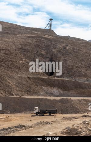 Altes hölzernes Kopfgestell und ursprünglicher unterirdischer Eingang an der Unfallstelle der San Jose Mine 2010 in der Nähe von Copiapo, Chile. Stockfoto