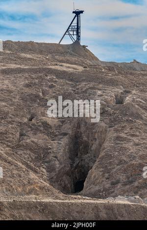 Altes hölzernes Kopfgestell und ursprünglicher unterirdischer Eingang an der Unfallstelle der San Jose Mine 2010 in der Nähe von Copiapo, Chile. Stockfoto