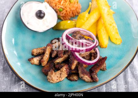 griechische Küche, Mittagessen, Gyros, griechische Küche, griechische Küche, Mittagspause, typisch griechisches Essen Stockfoto