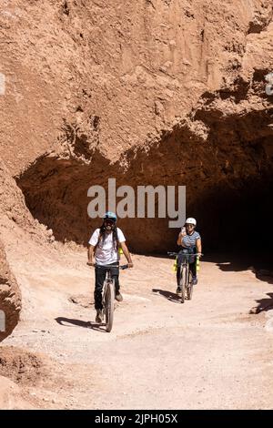 Mountainbiker auf dem Trail in der Devil's Throat oder Garganta del Diablo in der Atacama-Wüste in Chile. Stockfoto