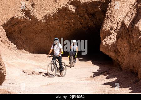 Mountainbiker auf dem Trail in der Devil's Throat oder Garganta del Diablo in der Atacama-Wüste in Chile. Stockfoto