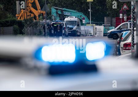 Berlin, Deutschland. 18. August 2022. Polizeibeamte stehen am Eingang zur Baustelle in Berlin-Friedrichshain, wo eine 500-Kilogramm-Bombe aus dem Zweiten Weltkrieg gefunden wurde. Die Polizei wird eine Absperrung um den Standort herum einrichten. Quelle: Paul Zinken/dpa/Alamy Live News Stockfoto