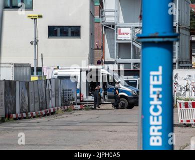 Berlin, Deutschland. 18. August 2022. Auf der Baustelle in Berlin-Friedrichshain steht ein Polizeinotfahrzeug, auf dem eine 500-Kilogramm-Bombe aus dem Zweiten Weltkrieg gefunden wurde. Die Polizei wird eine Absperrung um den Ort herum einrichten, an dem die Bombe gefunden wurde. Quelle: Paul Zinken/dpa/Alamy Live News Stockfoto