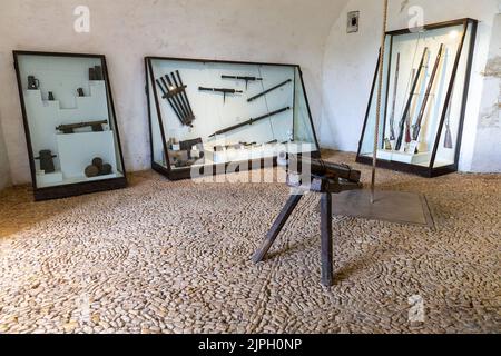 (C) Denis TRASFI / MAXPPP - à Castelnaud-La-Chapelle le 14-08-2022 - Château de Castelanud, musée de la guerre au moyen âge - Salle d'armes Stockfoto