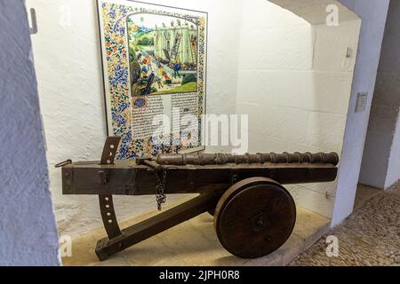 (C) Denis TRASFI / MAXPPP - à Castelnaud-La-Chapelle le 14-08-2022 - Château de Castelanud, musée de la guerre au moyen âge - Couleuvrine Stockfoto