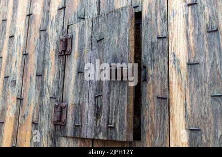 (C) Denis TRASFI / MAXPPP - à Castelnaud-La-Chapelle le 14-08-2022 - Château de Castelanud, musée de la guerre au moyen âge - Fenêtre en bois Stockfoto