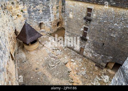 (C) Denis TRASFI / MAXPPP - à Castelnaud-La-Chapelle le 14-08-2022 - Château de Castelanud, musée de la guerre au moyen âge - Intérieur du château Stockfoto