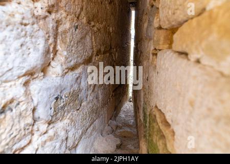 (C) Denis TRASFI / MAXPPP - à Castelnaud-La-Chapelle le 14-08-2022 - Château de Castelanud, musée de la guerre au moyen âge - Meutrière Stockfoto