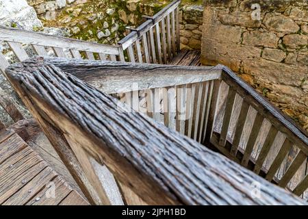 (C) Denis TRASFI / MAXPPP - à Castelnaud-La-Chapelle le 14-08-2022 - Château de Castelanud, musée de la guerre au moyen âge - Escalier en bois Stockfoto