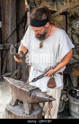 (C) Denis TRASFI / MAXPPP - à Castelnaud-La-Chapelle le 14-08-2022 - Château de Castelanud, musée de la guerre au moyen âge - Forgeron Stockfoto