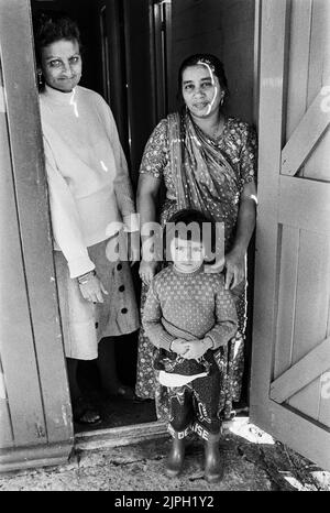 Ugandische asiatische Flüchtlinge im Plasterdown Camp Dartmoor Devon zwei Frauen und eine child1972 Stockfoto
