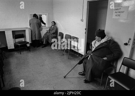 Ugandische asiatische Flüchtlinge im Gipslager Dartmoor Devon Männer warten auf Zahlungen 1972 Stockfoto