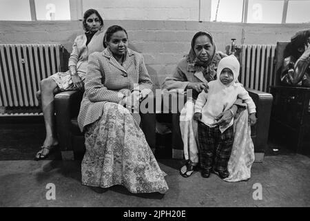 Ugandische asiatische Flüchtlinge im Plasterdown Camp Dartmoor Devon drei Frauen und ein Kind 1972 Stockfoto