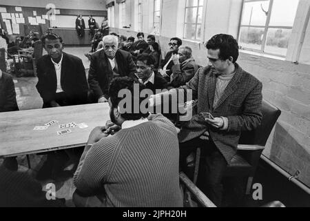 Ugandische asiatische Flüchtlinge im Gipslager Dartmoor Devon Gruppe von Männern, die Karten spielen 1972 Stockfoto