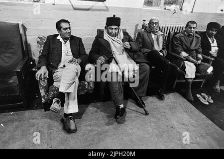 Ugandische asiatische Flüchtlinge im Gipslager Dartmoor Devon Gruppe älterer Männer 1972 Stockfoto