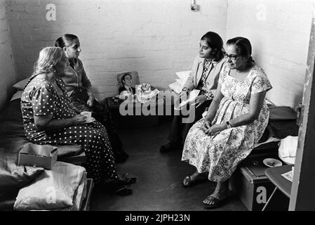 Ugandische asiatische Flüchtlinge im Plasterdown Camp Dartmoor Devon Gruppe von Frauen, die Tee trinken 1972 Stockfoto
