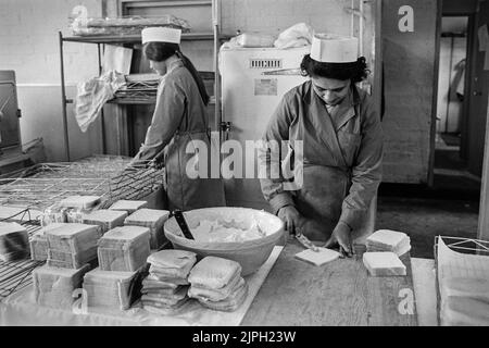 Ugandische asiatische Flüchtlinge im Gipslager Dartmoor Devon Küche, die Sandwiches zubereitet 1972 Stockfoto