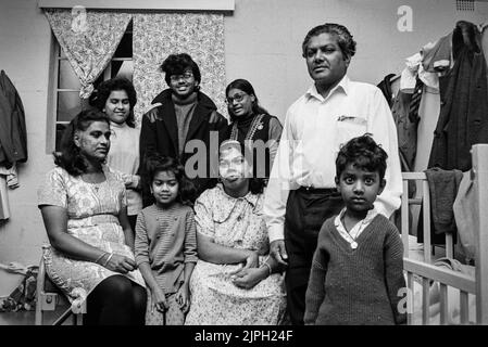 Ugandische asiatische Flüchtlinge im Gipslager Dartmoor Devon Familie in ihrem Zimmer 1972 Stockfoto