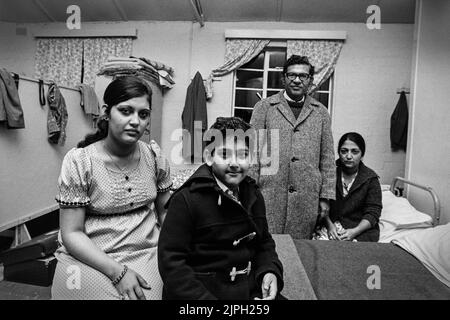 Ugandische asiatische Flüchtlinge im Gipslager Dartmoor Devon Familie in ihrem Zimmer 1972 Stockfoto